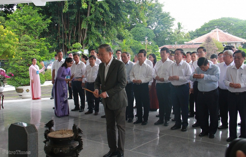 Tổng Bí thư Tô Lâm dâng hương, viếng mộ Cụ Phó bảng Nguyễn Sinh Sắc