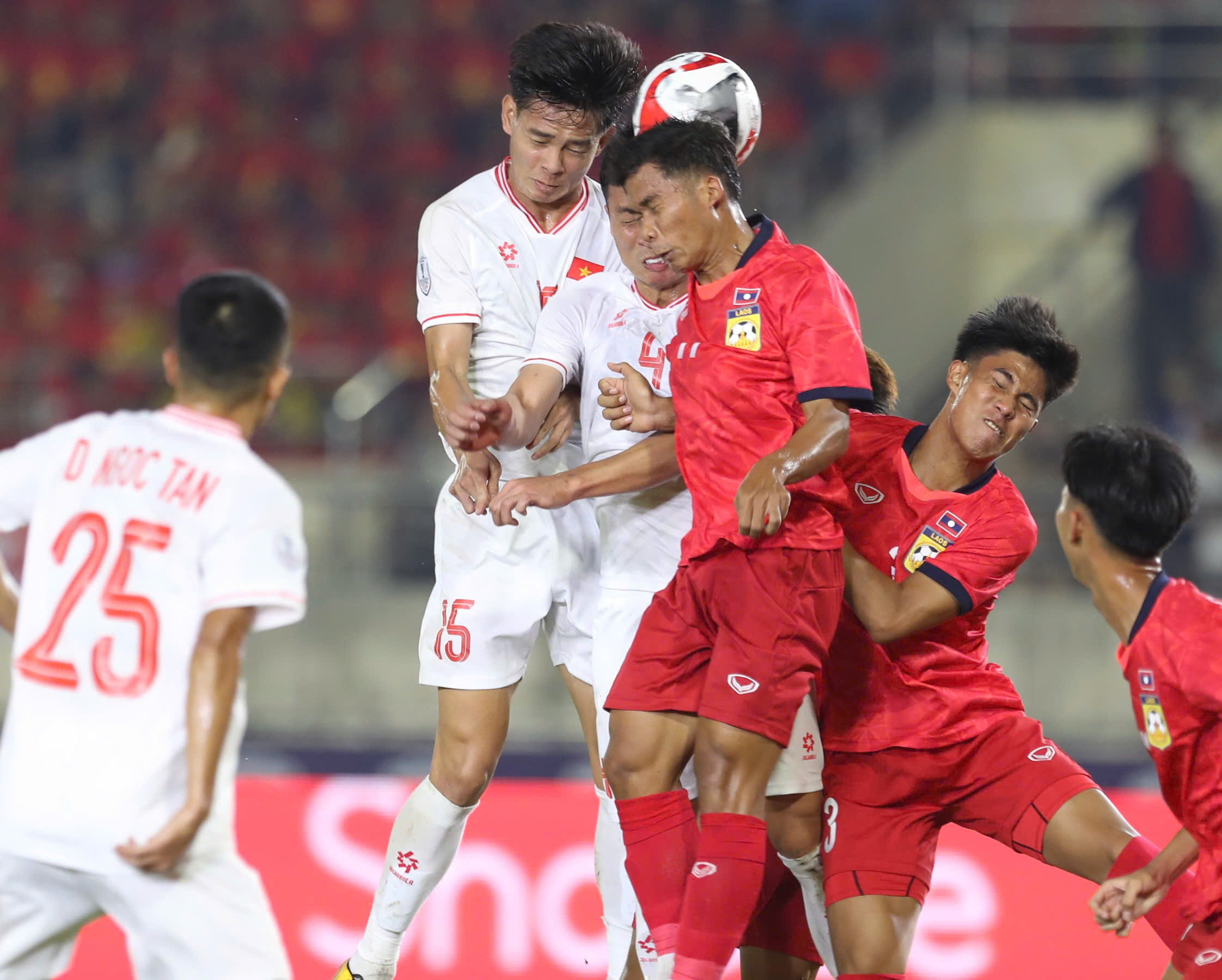 AFF Cup: Mặt sân Việt Trì đẹp, đội tuyển Việt Nam đã có thể đá đẹp?- Ảnh 3.