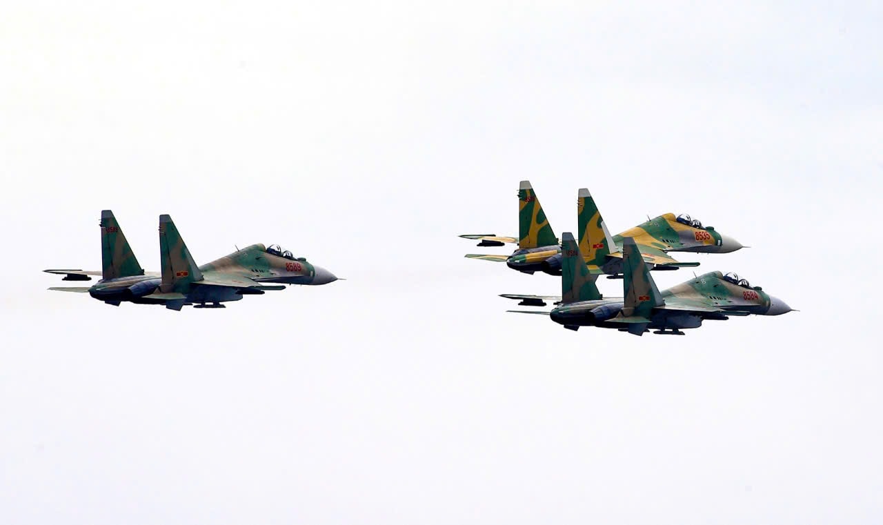 SU-30MK2 là tiêm kích đa năng hạng nặng do Tập đoàn SUKHOI của Nga sản xuất, nâng cấp lên từ tiêm kích SU-27, định danh theo NATO là “Flanker-C”.