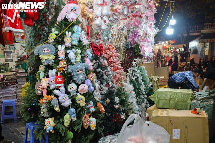 Đủ loại cây thông Noel đã được bày bán, trong đó cây thông Noel túi mù nổi bật và nhận được sự quan tâm của nhiều khách hàng vì vẻ đáng yêu của những món đồ chơi "Baby Three". Nói về ý tưởng độc lạ này, chủ cửa hàng cho biết nhằm bắt "trend" sản phẩm đang rất hút bạn trẻ trong năm nay.