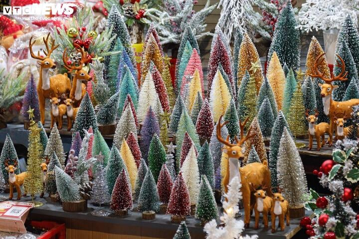 Cây thông Noel túi mù độc lạ hút khách dịp Giáng sinh - 10