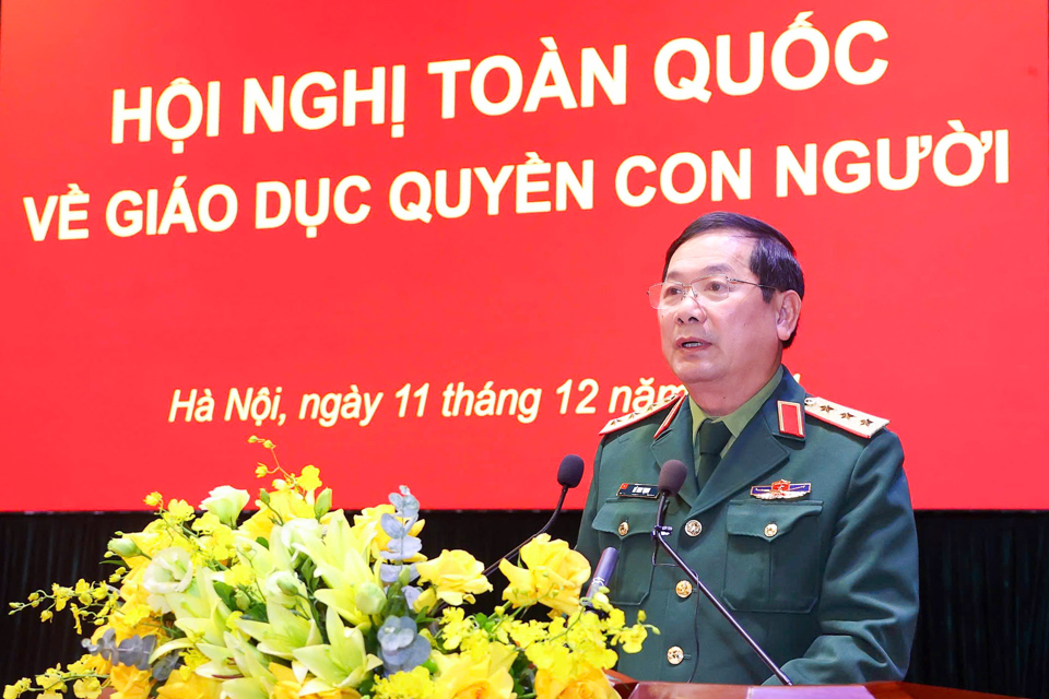 Thứ trưởng Bộ Quốc Phòng Lê Huy Vịnh trình bày tham luận tại Hội nghị. Ảnh: VGP/Nhật Bắc