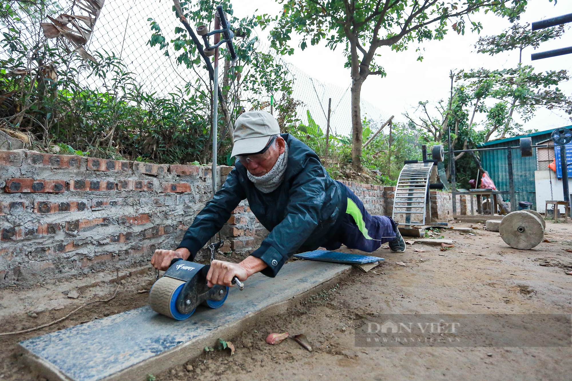 Hà Nội lạnh thấu xương chỉ 13 độ C, người dân vẫn ra sông Hồng bơi lội cả giờ đồng hồ- Ảnh 11.