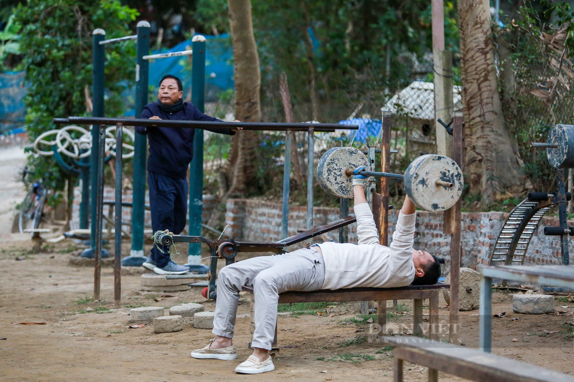 Hà Nội lạnh thấu xương chỉ 13 độ C, người dân vẫn ra sông Hồng bơi lội cả giờ đồng hồ- Ảnh 18.