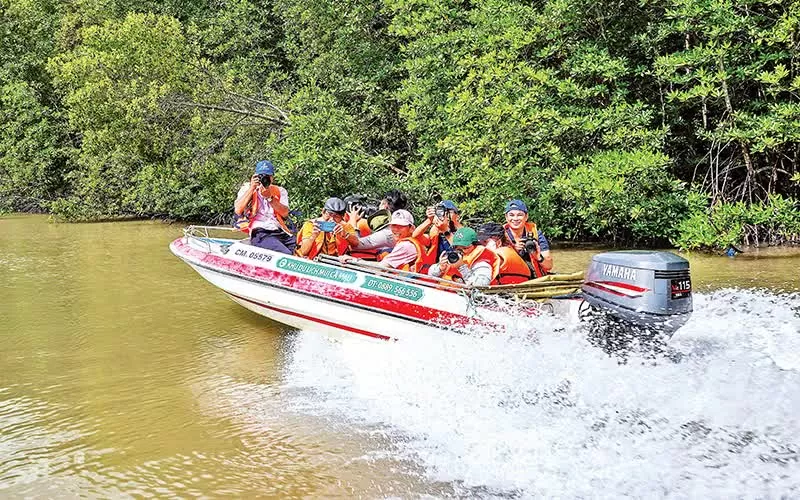 Xây dựng, phát triển con người Cà Mau giàu bản sắc, hội nhập bền vững