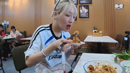 khach Han an 5 bat pho 0.gif