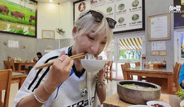 khach Han an 5 bat pho.gif