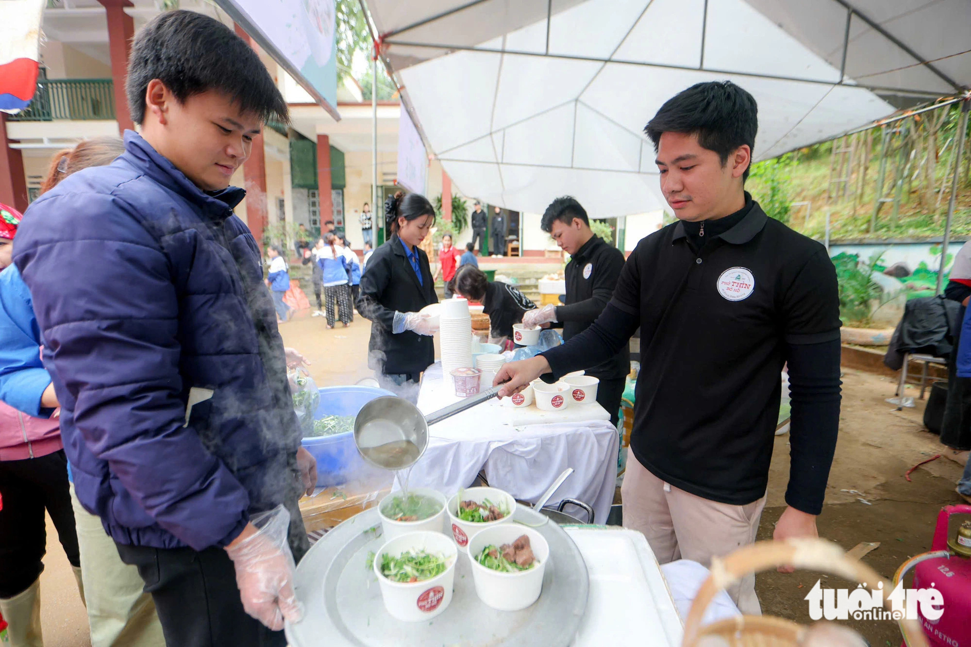 Ngày của phở 12-12: Cả trăm người ăn phở nóng ấm giữa mùa đông vùng cao - Ảnh 8.