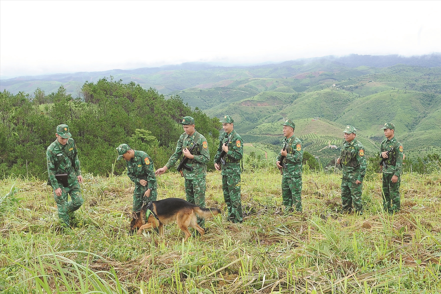 Cán bộ, chiến sĩ Biên phòng kiểm tra kỹ lưỡng an toàn vật liệu cháy nổ, nhằm bảo đảm an toàn cho Nhân dân.