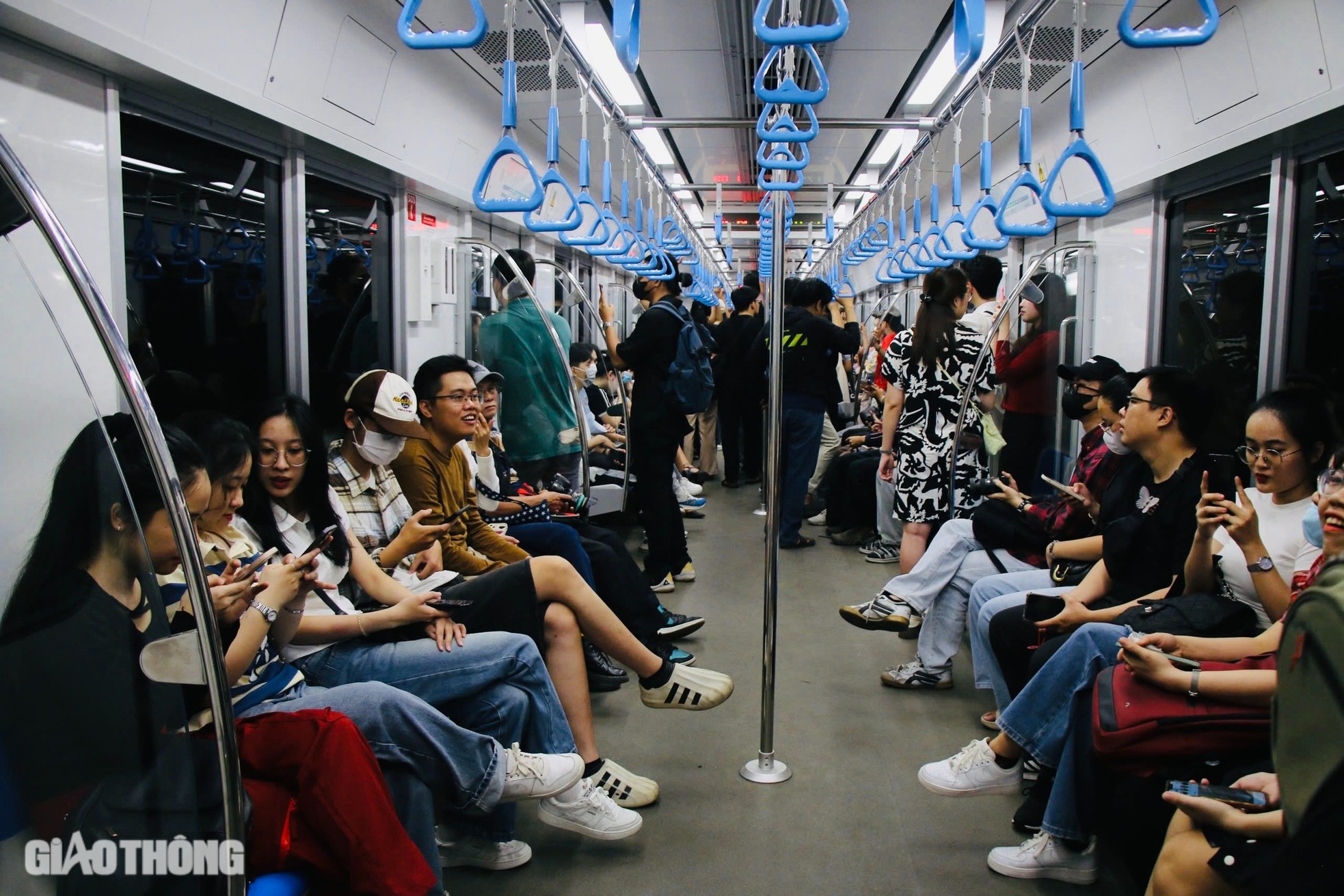 Người dân TPHCM hào hứng trải nghiệm metro trước ngày vận hành chính thức ảnh 7