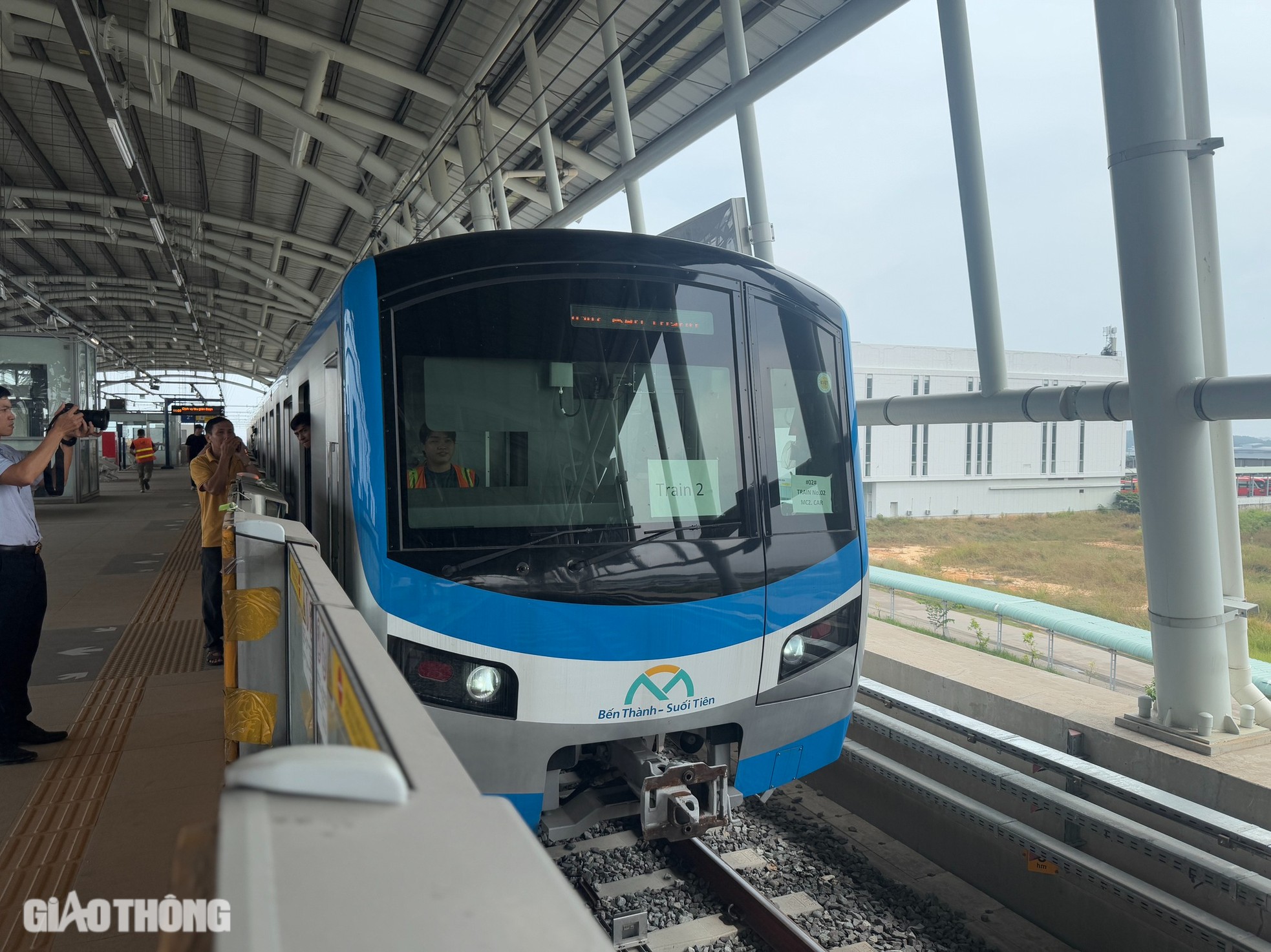 Người dân TPHCM hào hứng trải nghiệm metro trước ngày vận hành chính thức ảnh 14