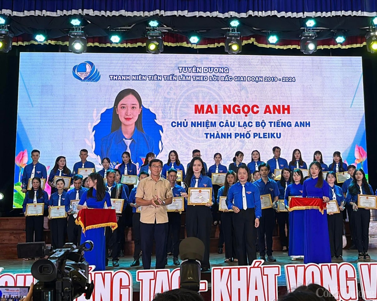 Cô giáo xinh đẹp ‘truyền lửa’ học tiếng Anh cho học sinh dân tộc thiểu số ở Gia Lai