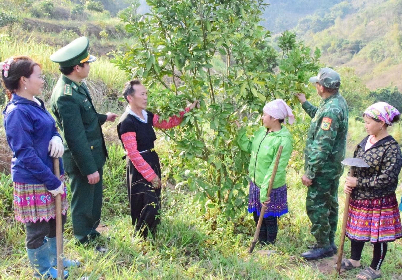 Những thành tựu trong thực hiện chính sách dân tộc góp phần quan trọng nâng cao đời sống vật chất và tinh thần của đồng bào các dân tộc, quốc phòng – an ninh, trật tự an toàn xã hội được giữ vững. (Trong ảnh: Sự gắn bó mật thiết của quân và dân bản Pha Luông, huyện Mộc Châu)