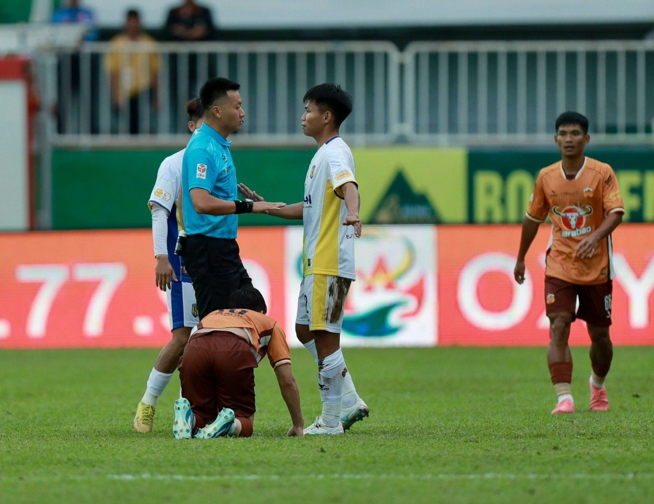 Thú vị trọng tài V-League dẫn dắt Trường ĐH Công nghệ Đông Á: Ẩn số bất ngờ!- Ảnh 2.