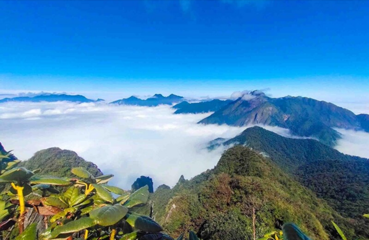 Phần thưởng dành cho những ai kiên trì chính là khung cảnh tuyệt đẹp, với mây trắng bồng bềnh ôm trọn lấy những dãy núi xung quanh.