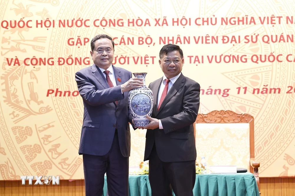 ttxvn_chu_tich_quoc_hoi_tran_thanh_man_gap_go_cong_dong_nguoi_viet_nam_tai_vuong_quoc_campuchia_7720066 (2).jpg