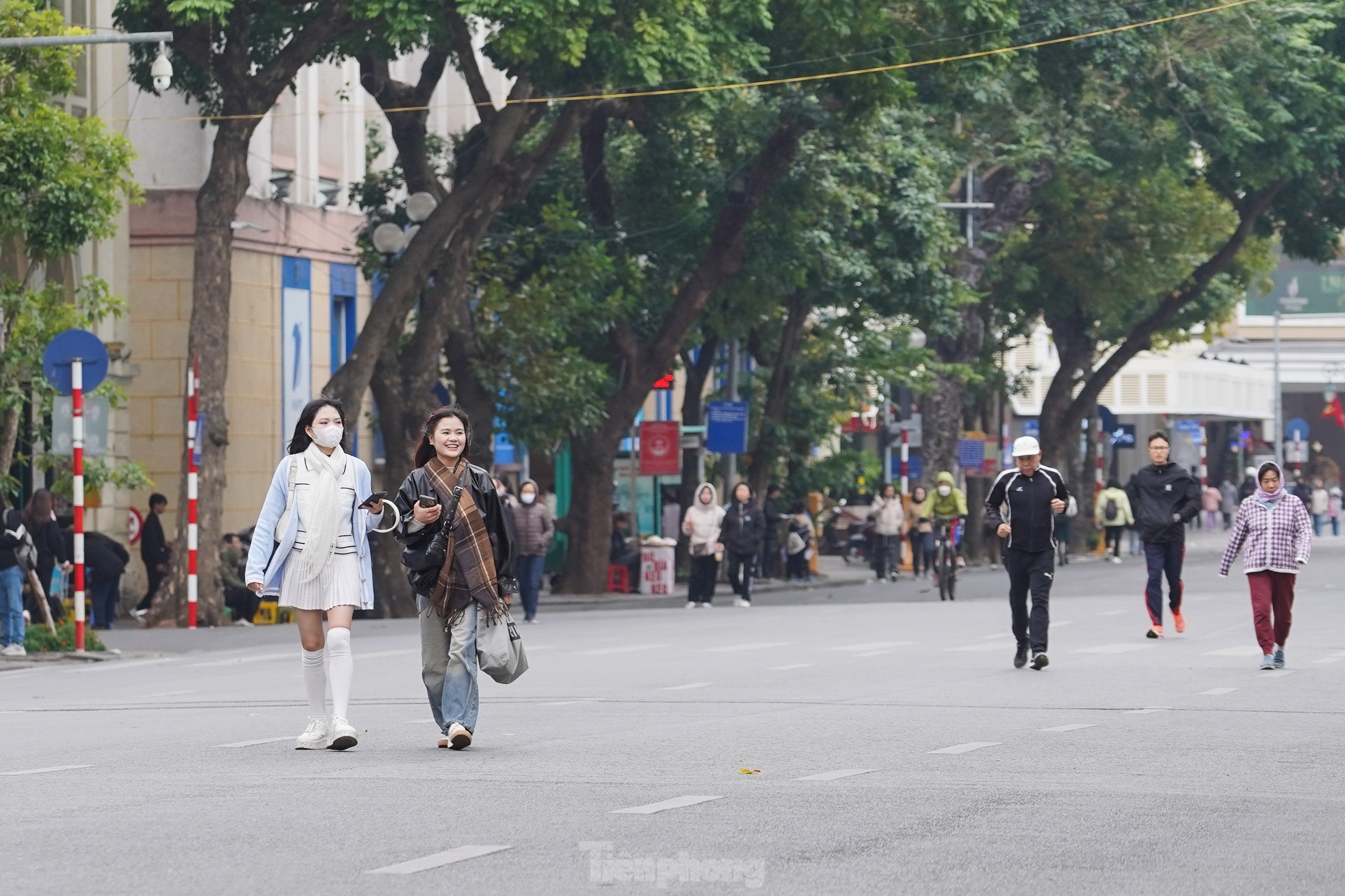 Phố phường Hà Nội vắng vẻ trong ngày cuối tuần rét đậm ảnh 3