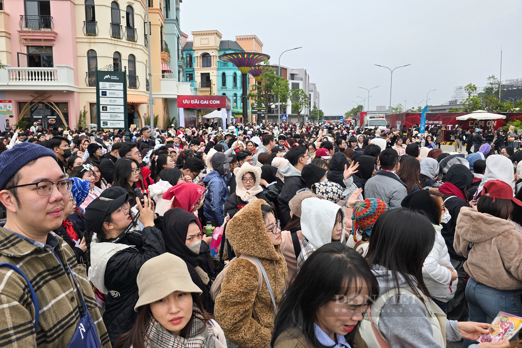 Phe vé hét giá cao gấp 3 lần giá gốc, khán giả vỡ òa khi đổi vòng tay concert Anh trai- Ảnh 11.