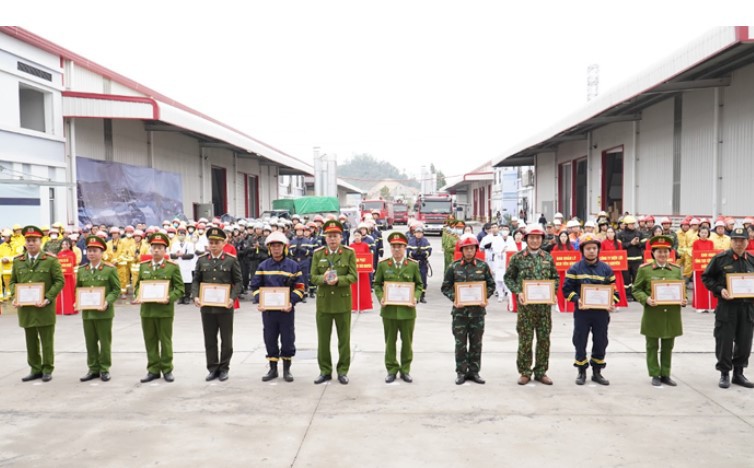 Lãnh đạo Công an tỉnh trao Giấy khen tặng các tập thể, cá nhân.