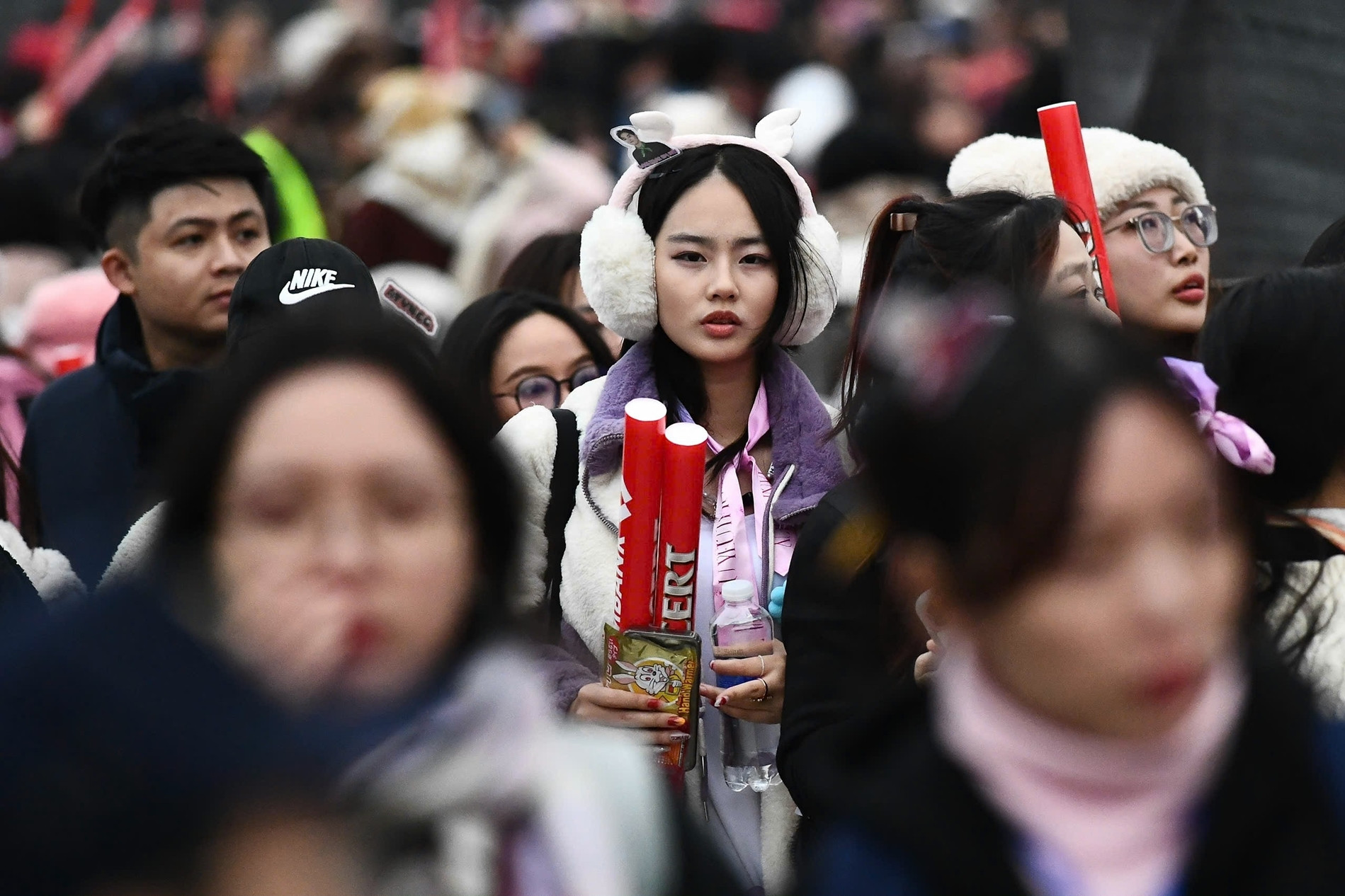 Fan khóc ngất ngoài cổng concert 'Anh trai vượt ngàn chông gai' vì trùng mã vé