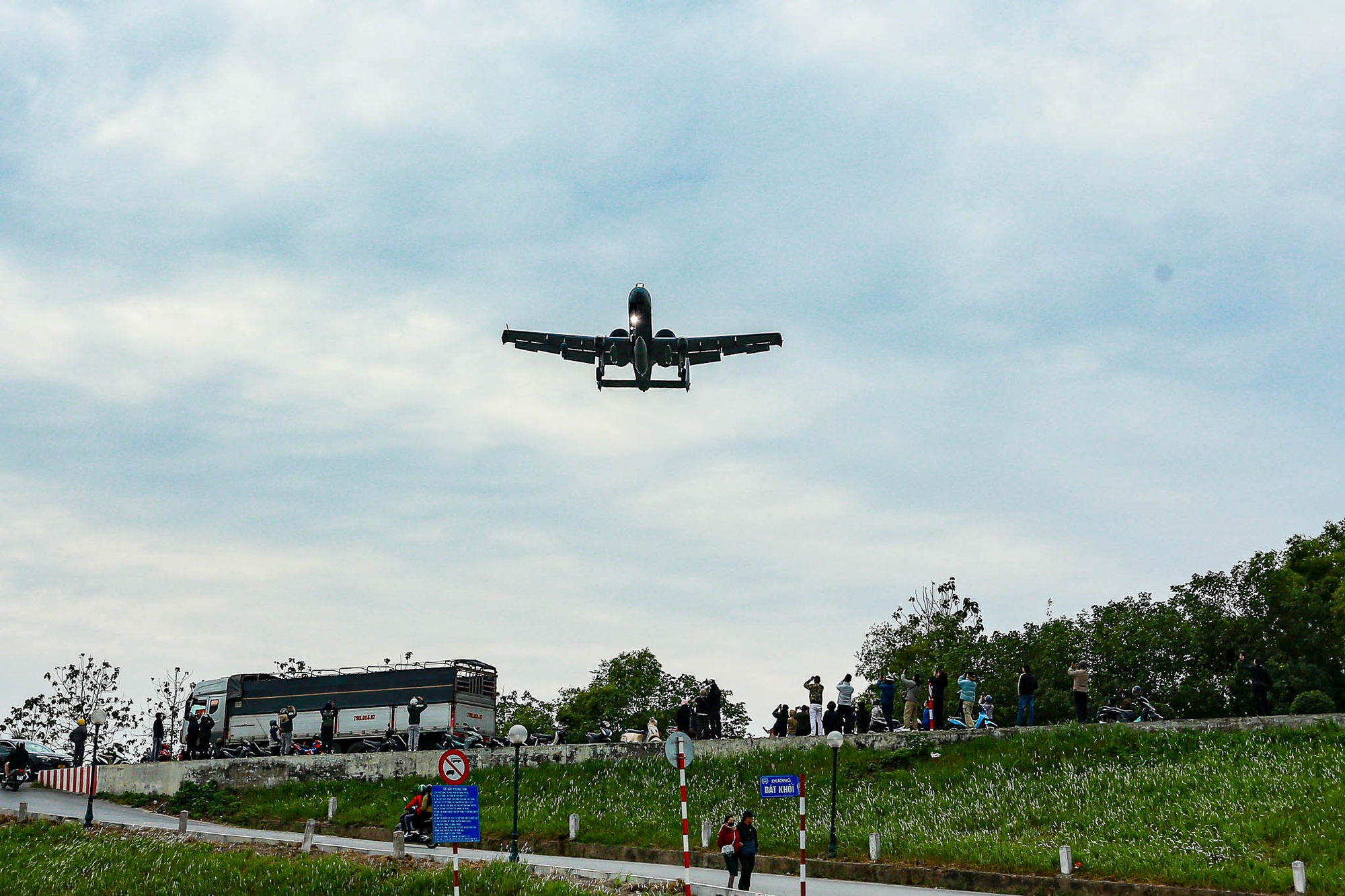 Người dân thích thú ngắm “cường kích A-10” hạ cánh sát đầu xuống sân bay Gia Lâm - Ảnh 2.