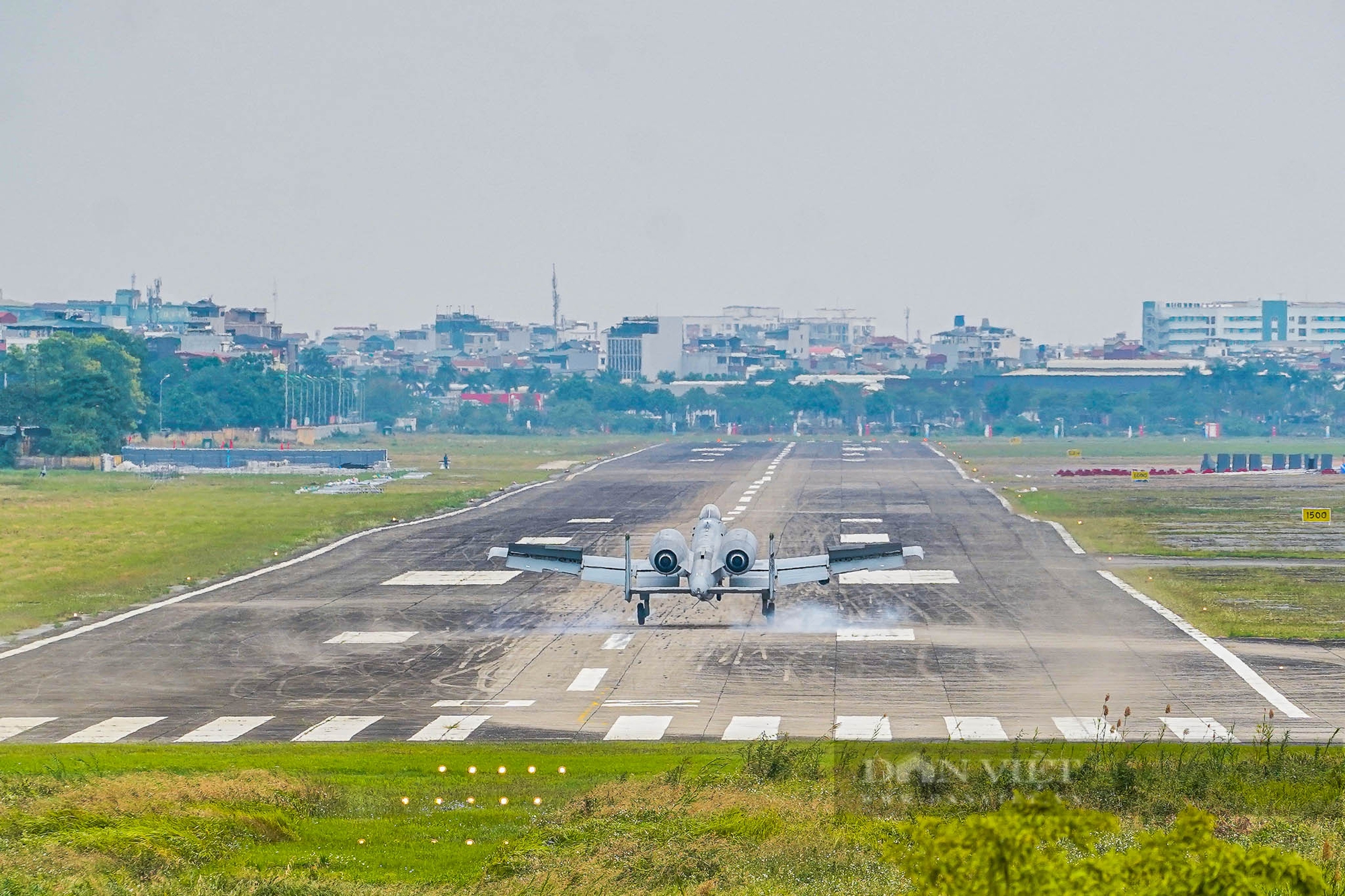 Người dân thích thú ngắm “cường kích A-10” hạ cánh sát đầu xuống sân bay Gia Lâm - Ảnh 3.