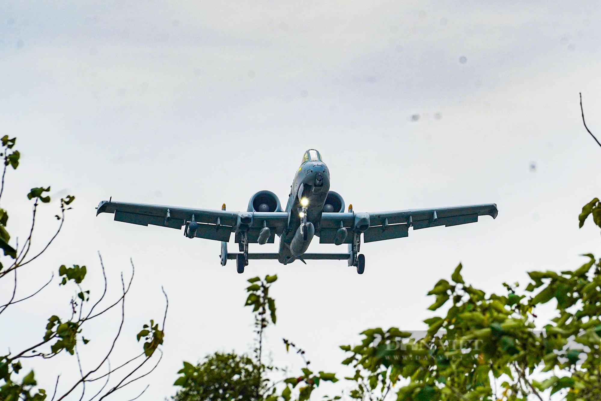 Người dân thích thú ngắm “cường kích A-10” hạ cánh sát đầu xuống sân bay Gia Lâm - Ảnh 6.