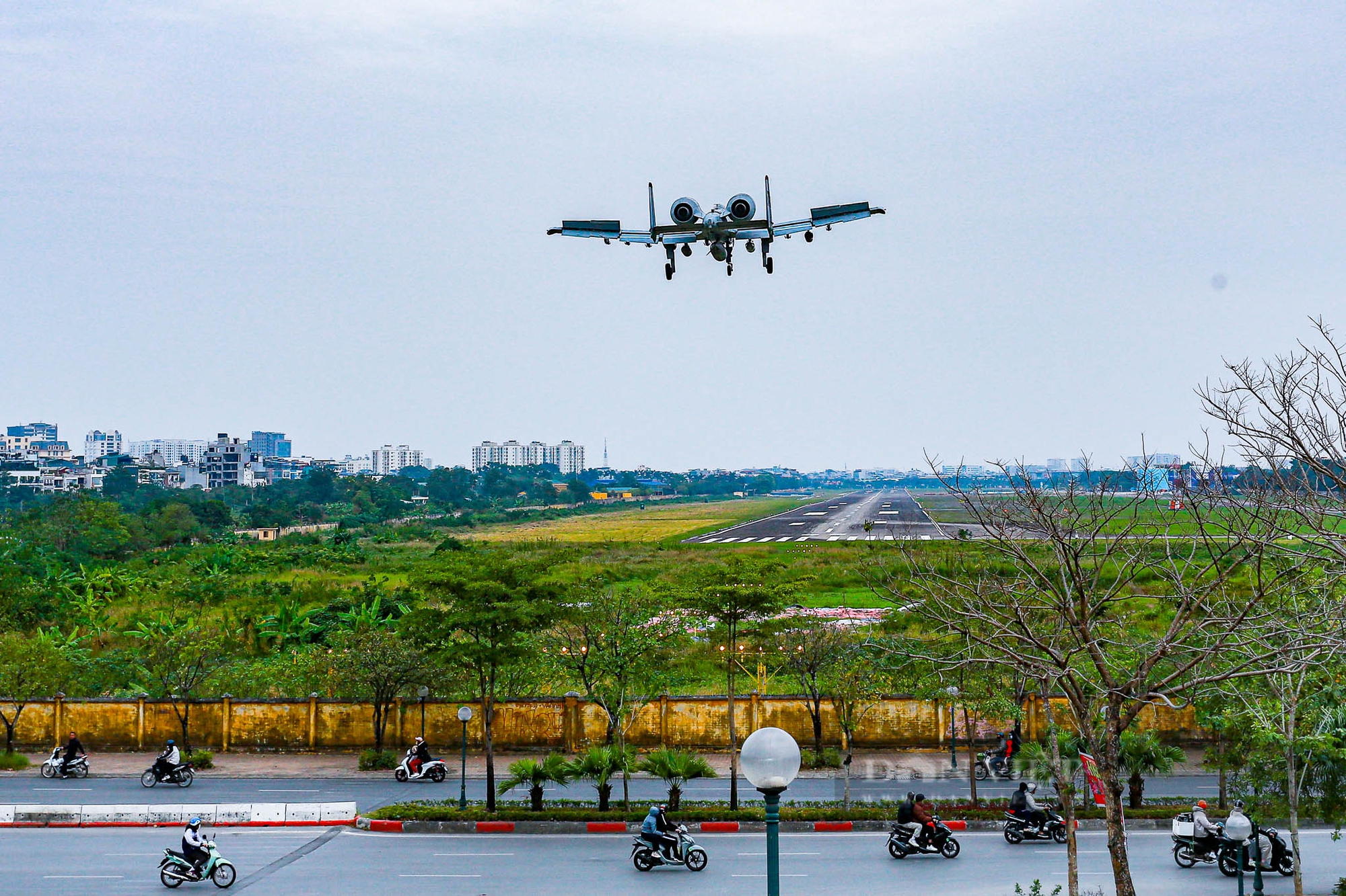 Người dân thích thú ngắm “cường kích A-10” hạ cánh sát đầu xuống sân bay Gia Lâm - Ảnh 7.