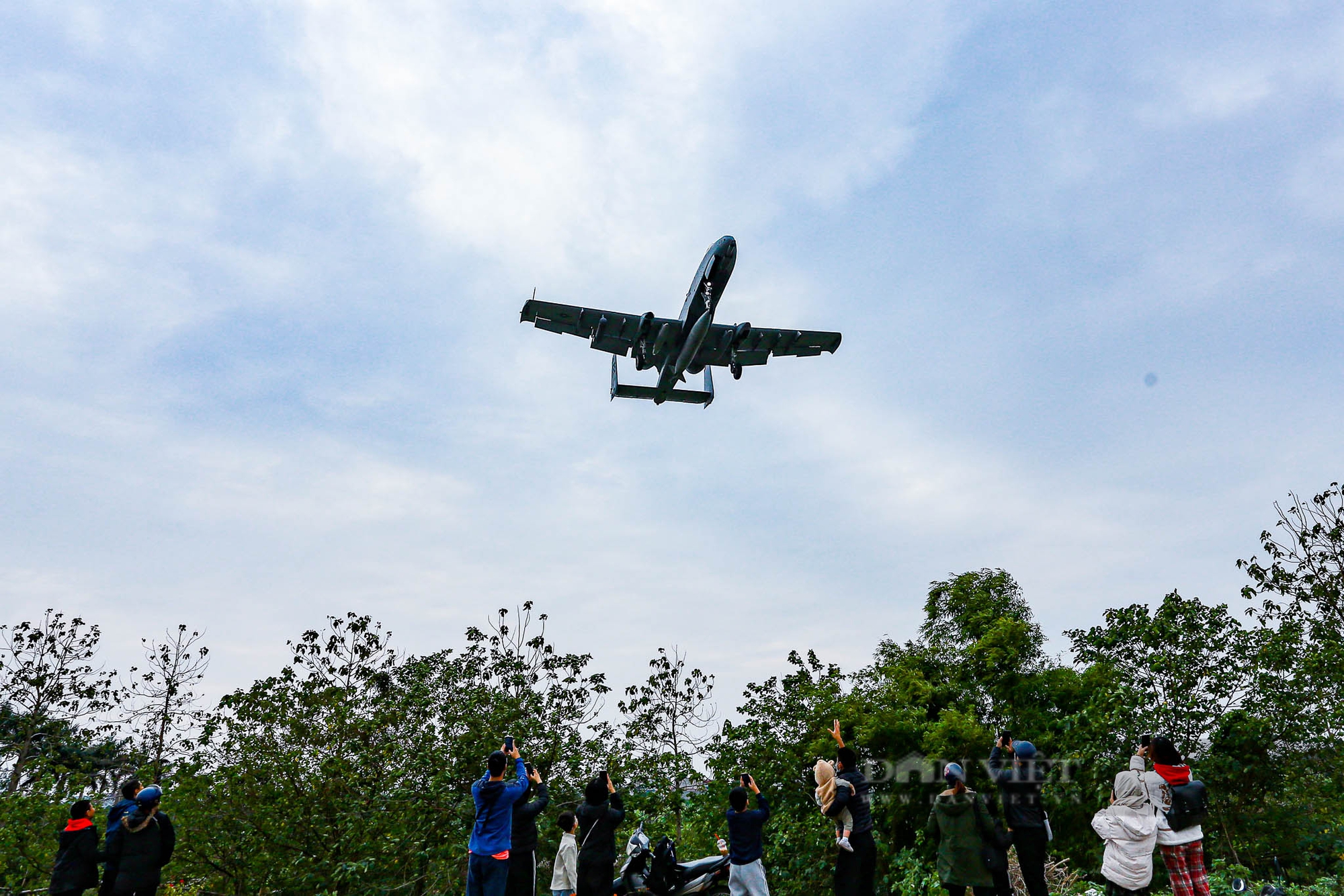 Người dân thích thú ngắm “cường kích A-10” hạ cánh sát đầu xuống sân bay Gia Lâm - Ảnh 11.