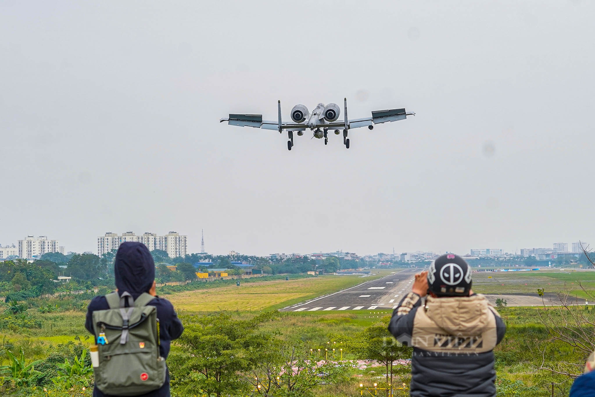 Người dân thích thú ngắm “cường kích A-10” hạ cánh sát đầu xuống sân bay Gia Lâm - Ảnh 13.