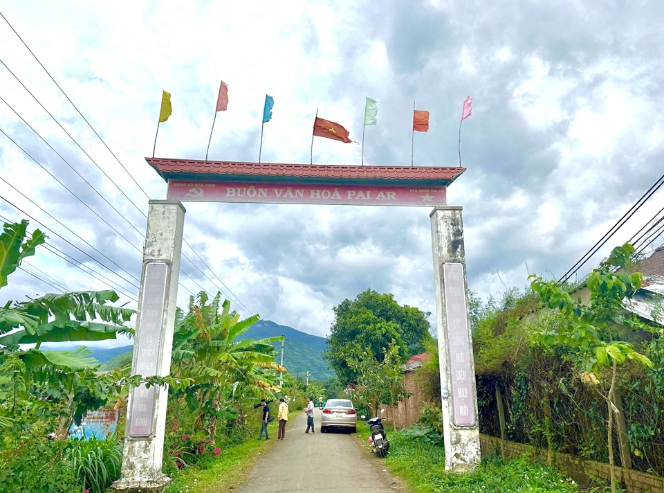 Đường nông thôn tại xã Đắk Phơi cũng đã được đầu tư , tạo điều kiện cho bà con đi lại thuận lợi.