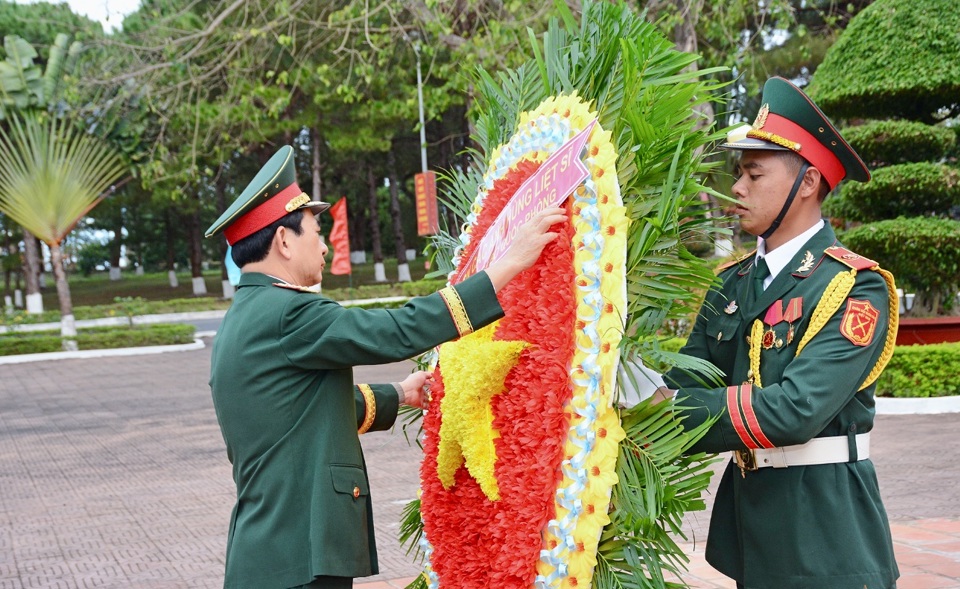 Bộ trưởng Phan Văn Giang  và các đại biểu dâng hoa, dâng hương tại Đài tưởng niệm các Anh hùng liệt sĩ Quân đoàn 34.