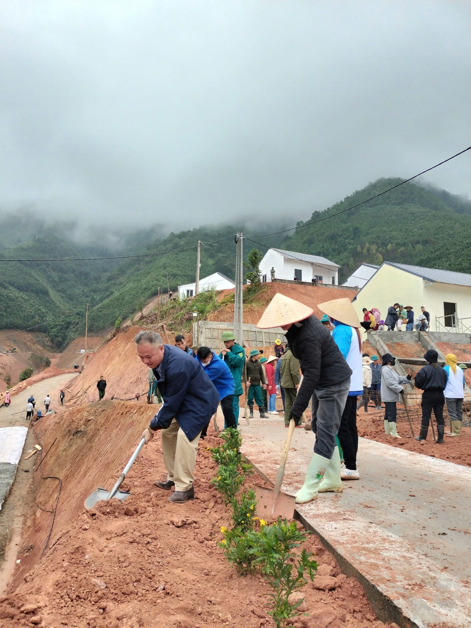 Người dân thôn Kho Vàng chung tay 