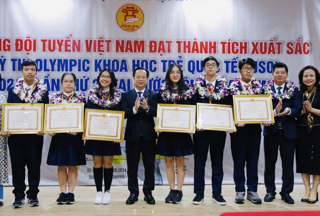 Hà Nội tặng Giấy khen cho học sinh Olympic khoa học trẻ quốc tế ảnh 8