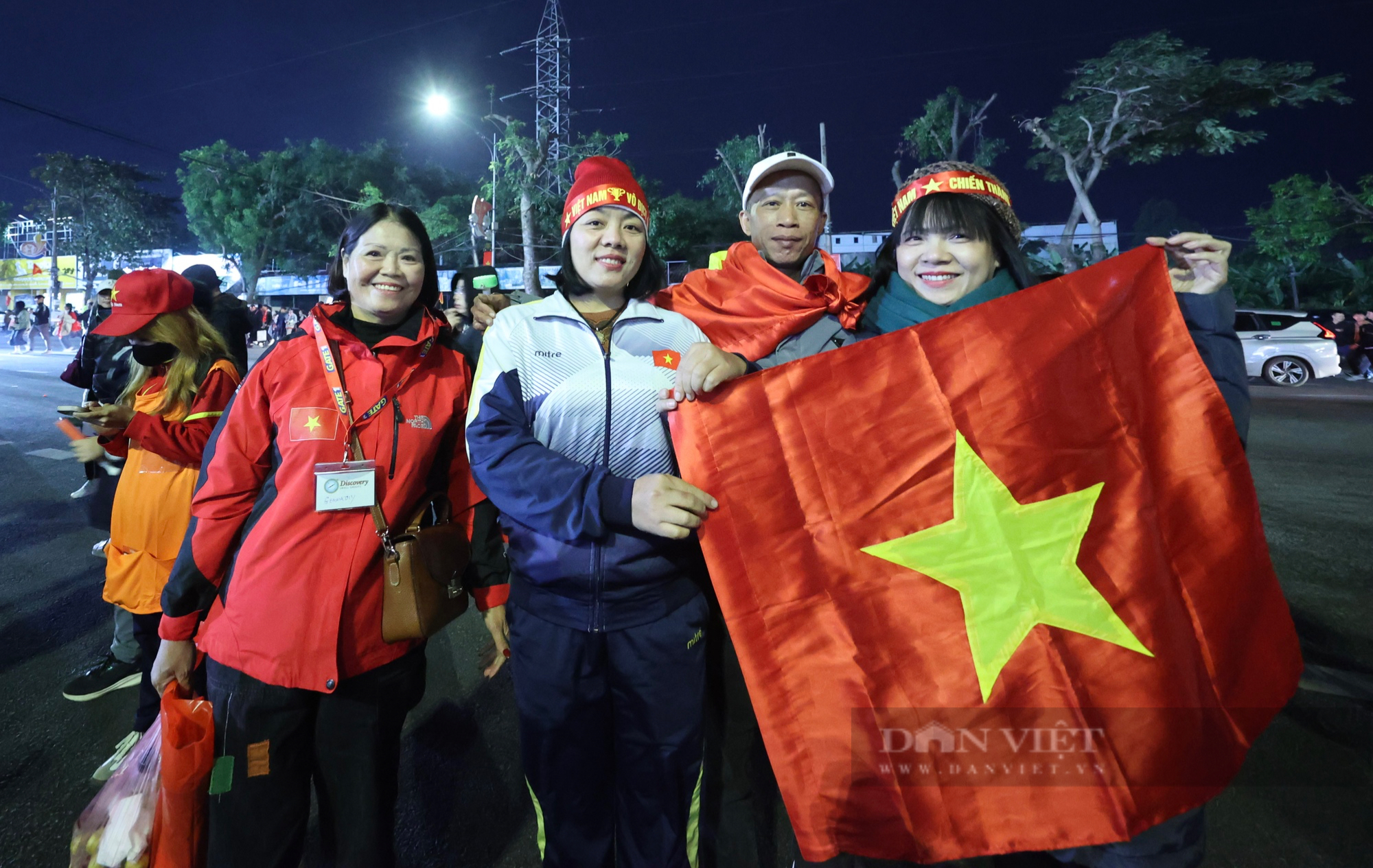 Khán đài sân Việt Trì đỏ rực giữa mùa đông trong trận đấu giữa Việt Nam - Indonesia- Ảnh 9.