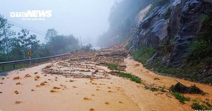 Sáng 15/12, đèo Khánh Lê thuộc xã Sơn Thái, huyện Khánh Vĩnh (Khánh Hòa) có 3 điểm sạt lở nghiêm trọng.