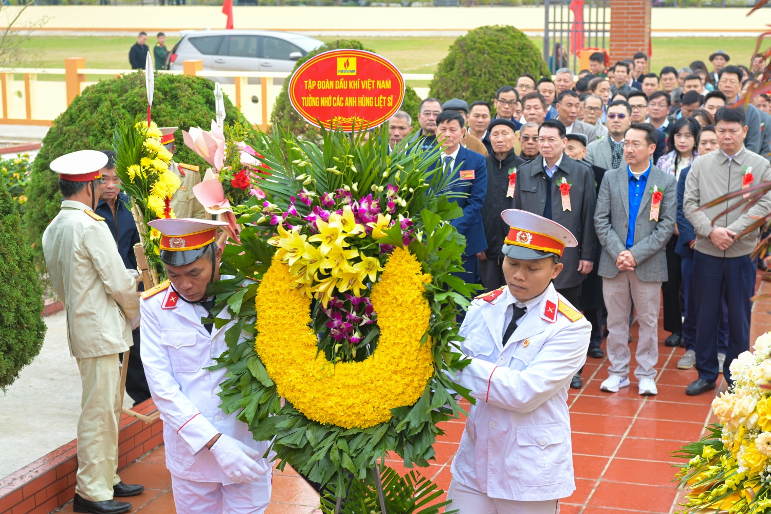 Đoàn dâng hoa bày tỏ lòng thành kính và biết ơn sâu sắc tới các anh hùng liệt sĩ.