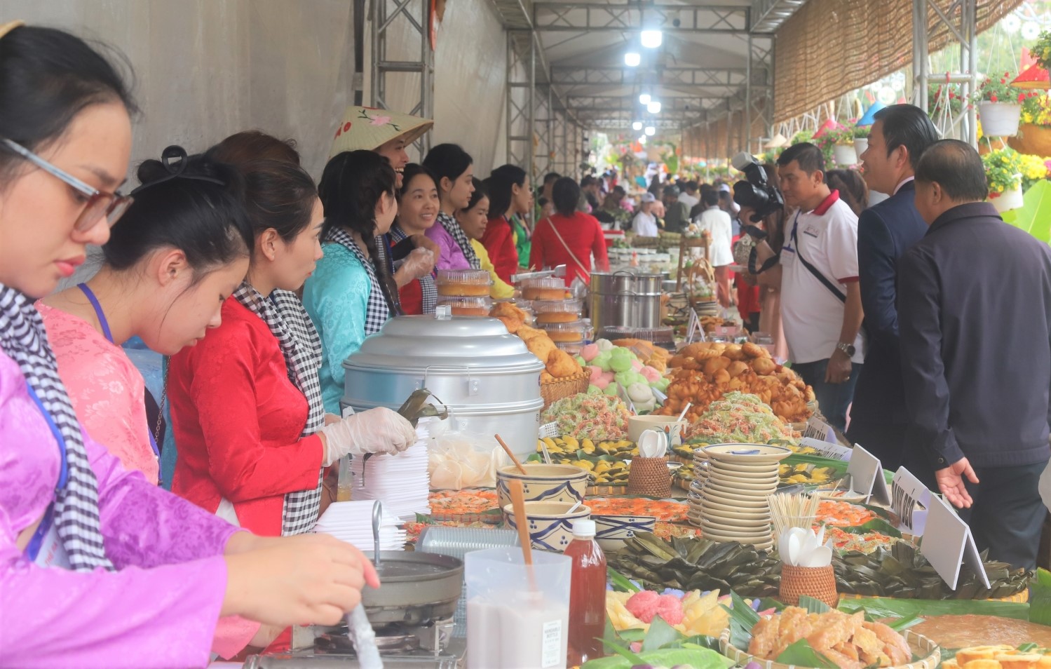 Hàng ngàn người đội mưa xem tôn vinh trà - tơ lụa Bảo Lộc- Ảnh 10.