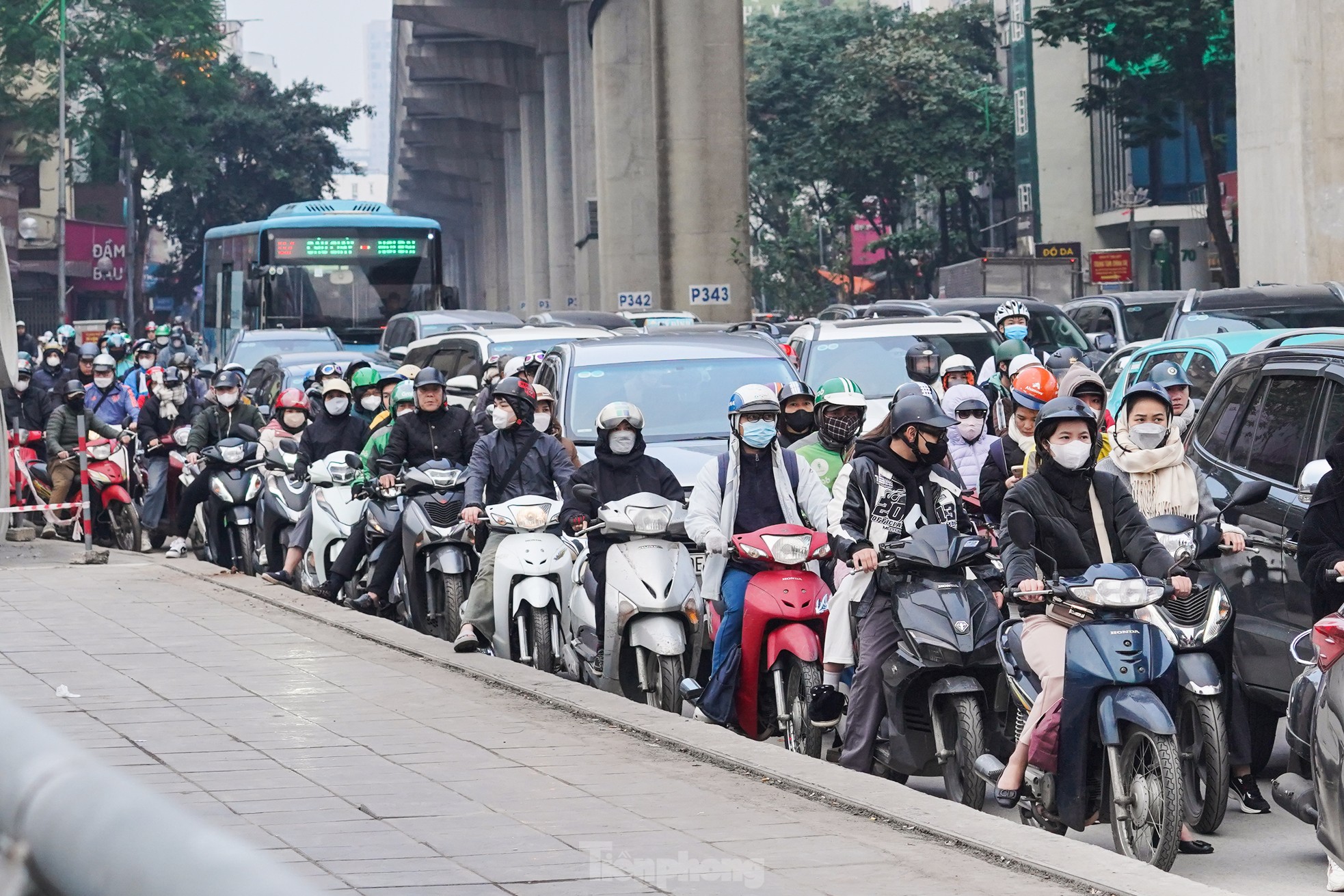 Trời lạnh căm căm, nhiều tuyến phố ở Hà Nội ùn tắc trong sáng đầu tuần ảnh 4