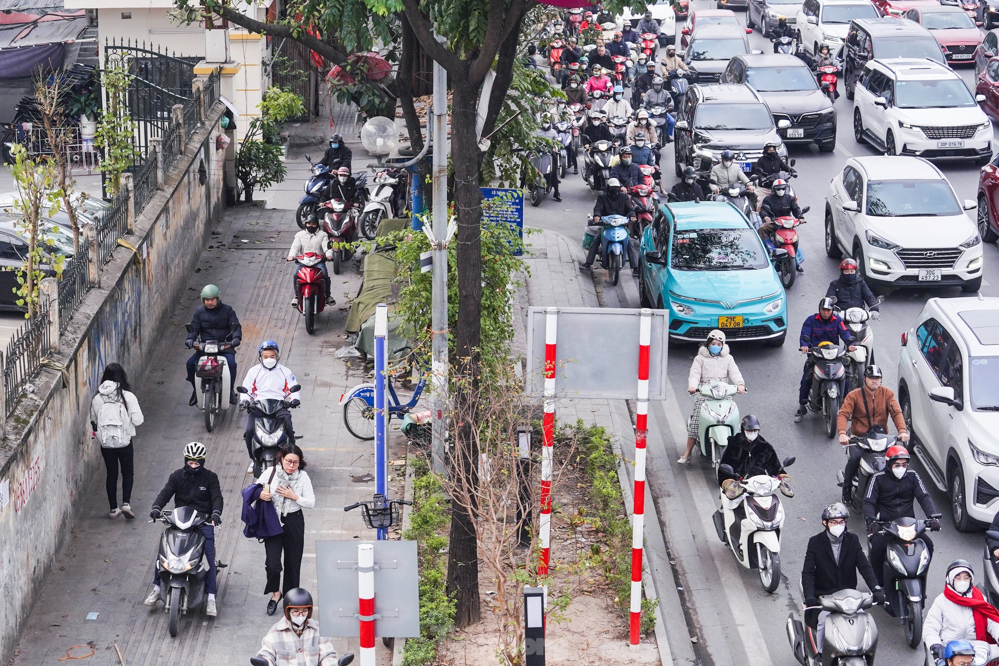 Trời lạnh căm căm, nhiều tuyến phố ở Hà Nội ùn tắc trong sáng đầu tuần ảnh 7