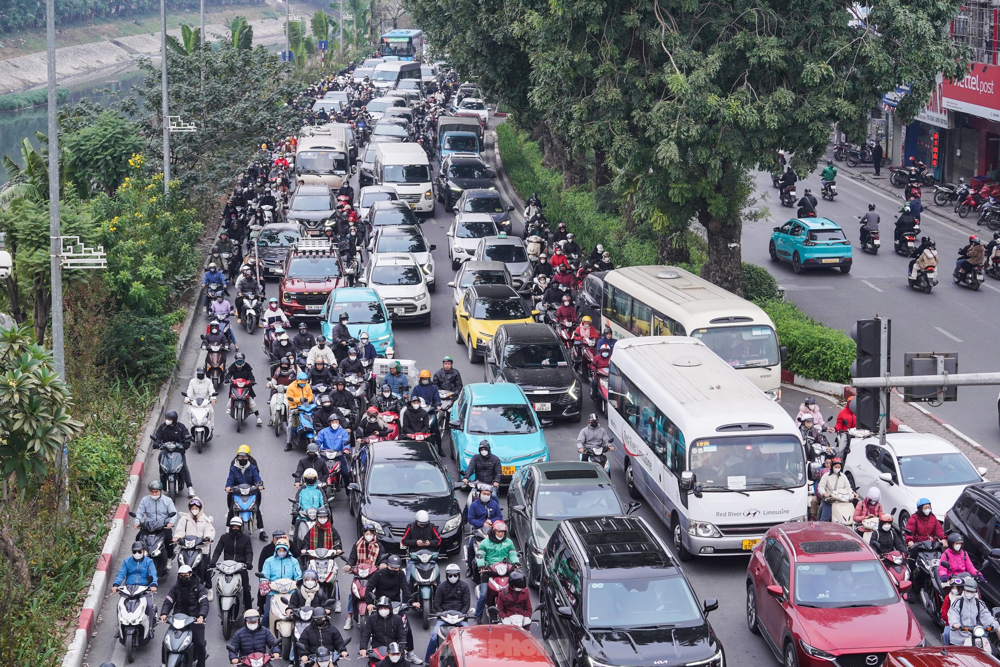 Trời lạnh căm căm, nhiều tuyến phố ở Hà Nội ùn tắc trong sáng đầu tuần ảnh 8