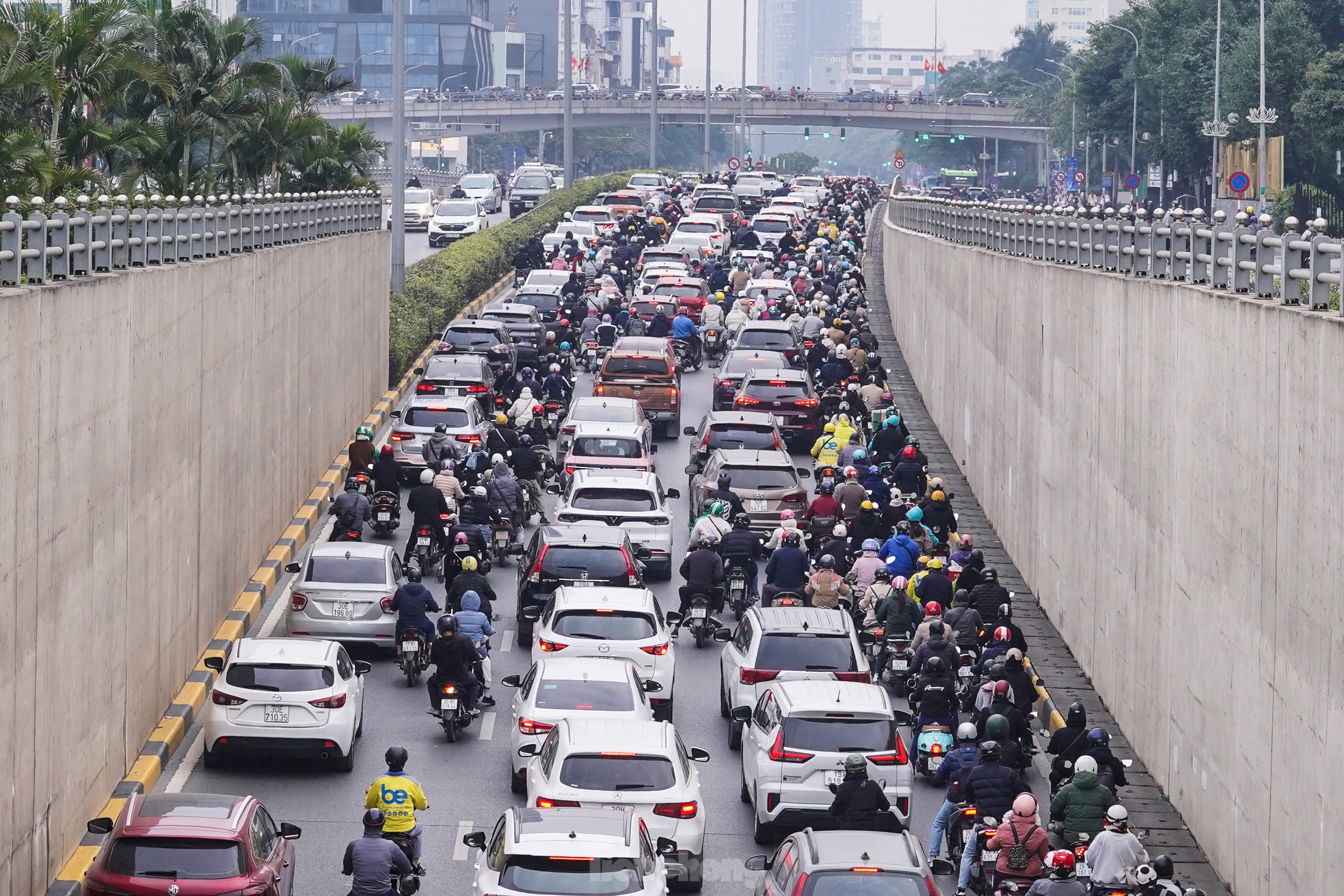 Trời lạnh căm căm, nhiều tuyến phố ở Hà Nội ùn tắc trong sáng đầu tuần ảnh 10