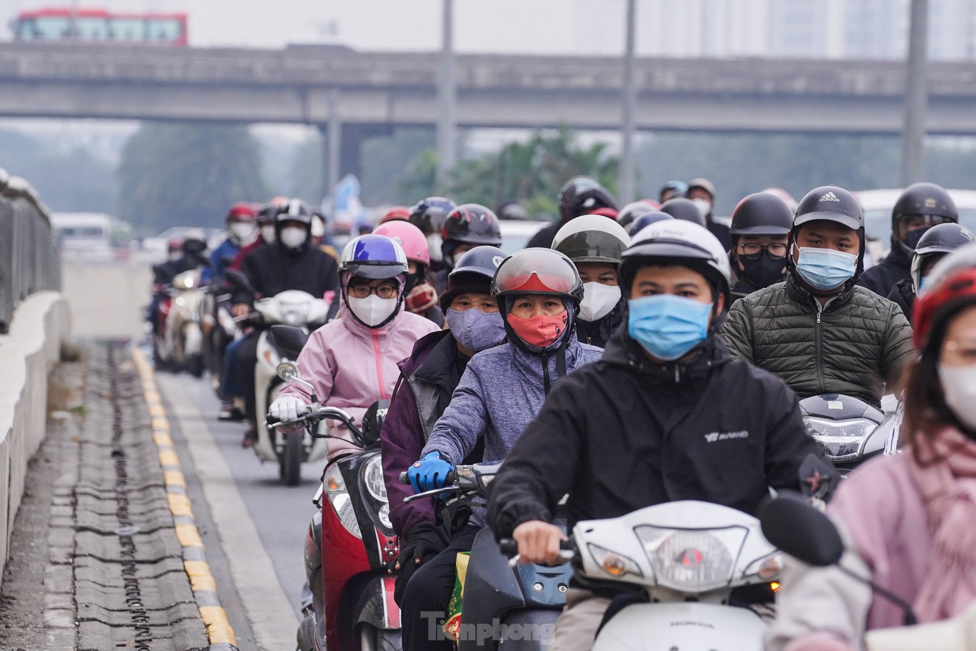 Trời lạnh căm căm, nhiều tuyến phố ở Hà Nội ùn tắc trong sáng đầu tuần ảnh 11