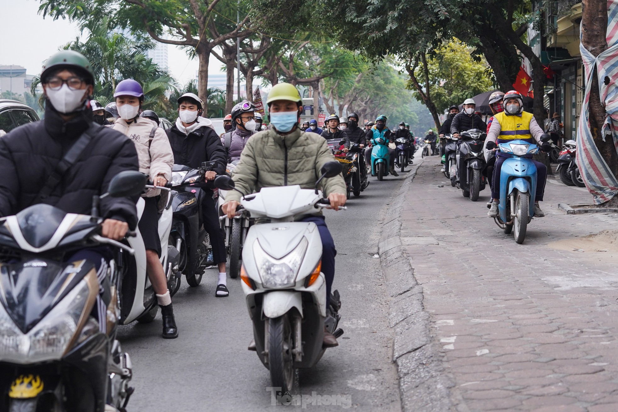 Trời lạnh căm căm, nhiều tuyến phố ở Hà Nội ùn tắc trong sáng đầu tuần ảnh 14