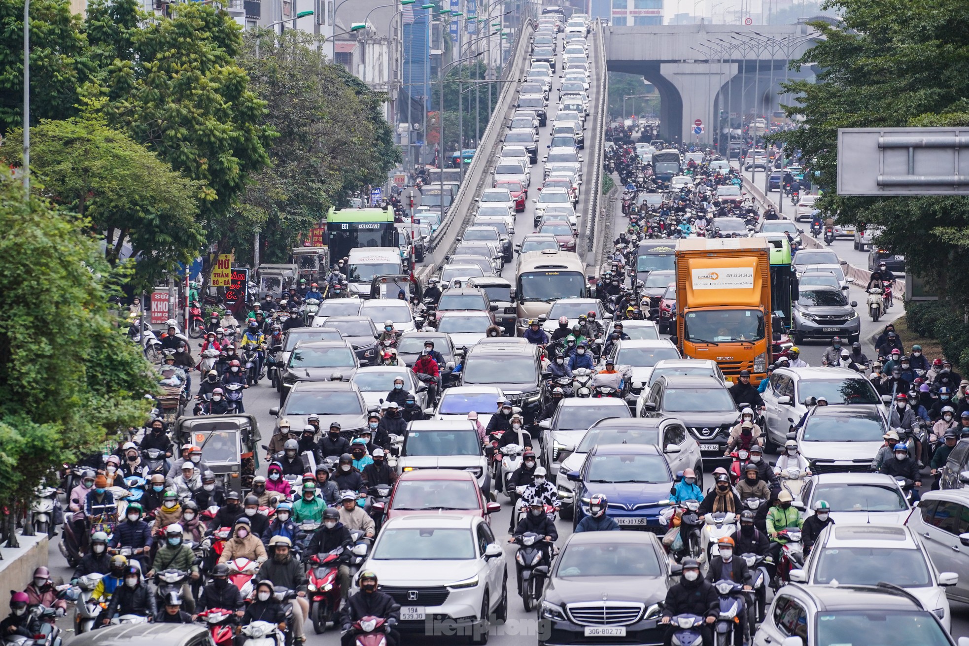 Trời lạnh căm căm, nhiều tuyến phố ở Hà Nội ùn tắc trong sáng đầu tuần ảnh 15