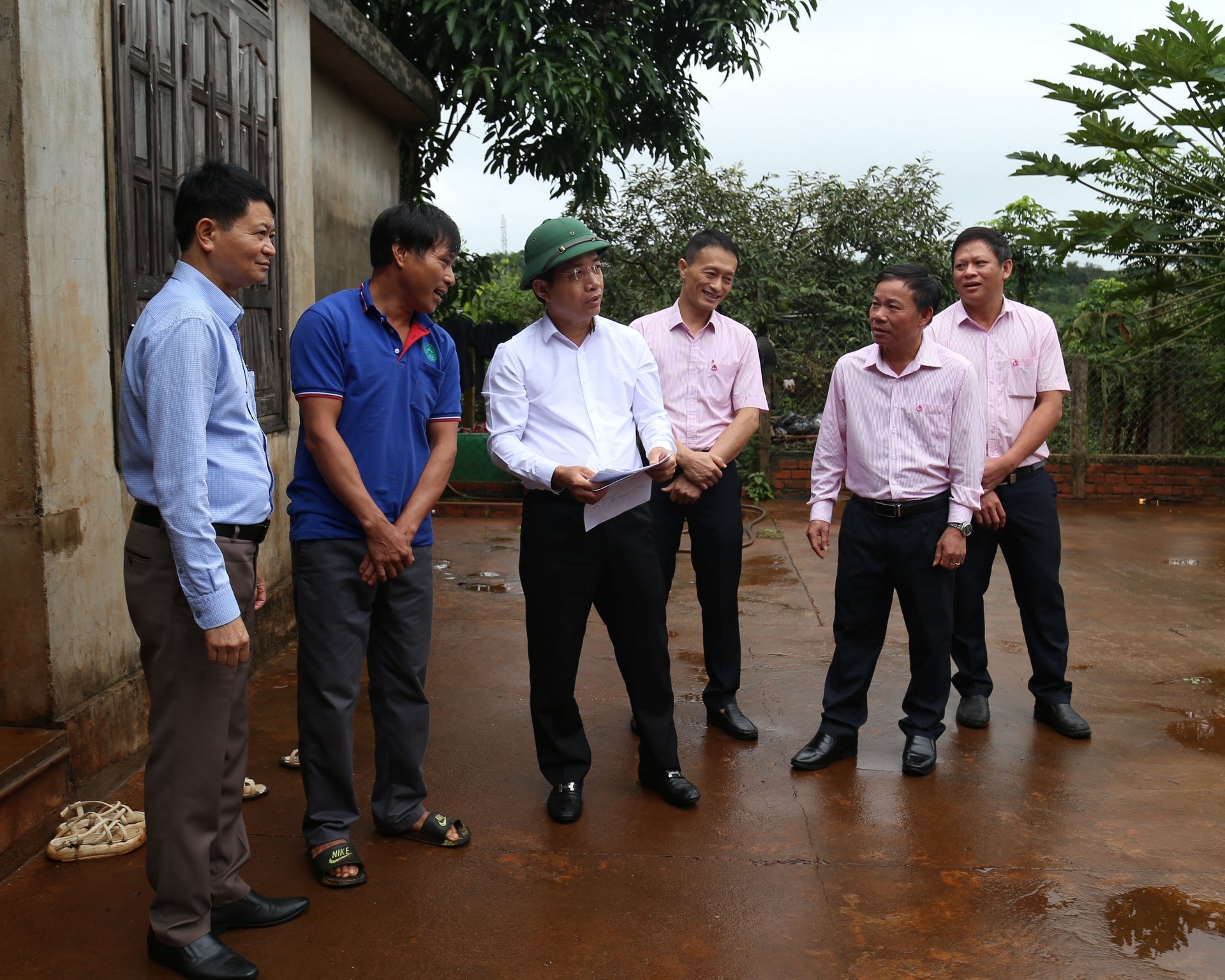 Lãnh đạo Ngân hàng Chính sách xã hội chi nhánh Đắk Lắk thăm hộ vay tại xã Ea Nam, huyện Ea H’leo