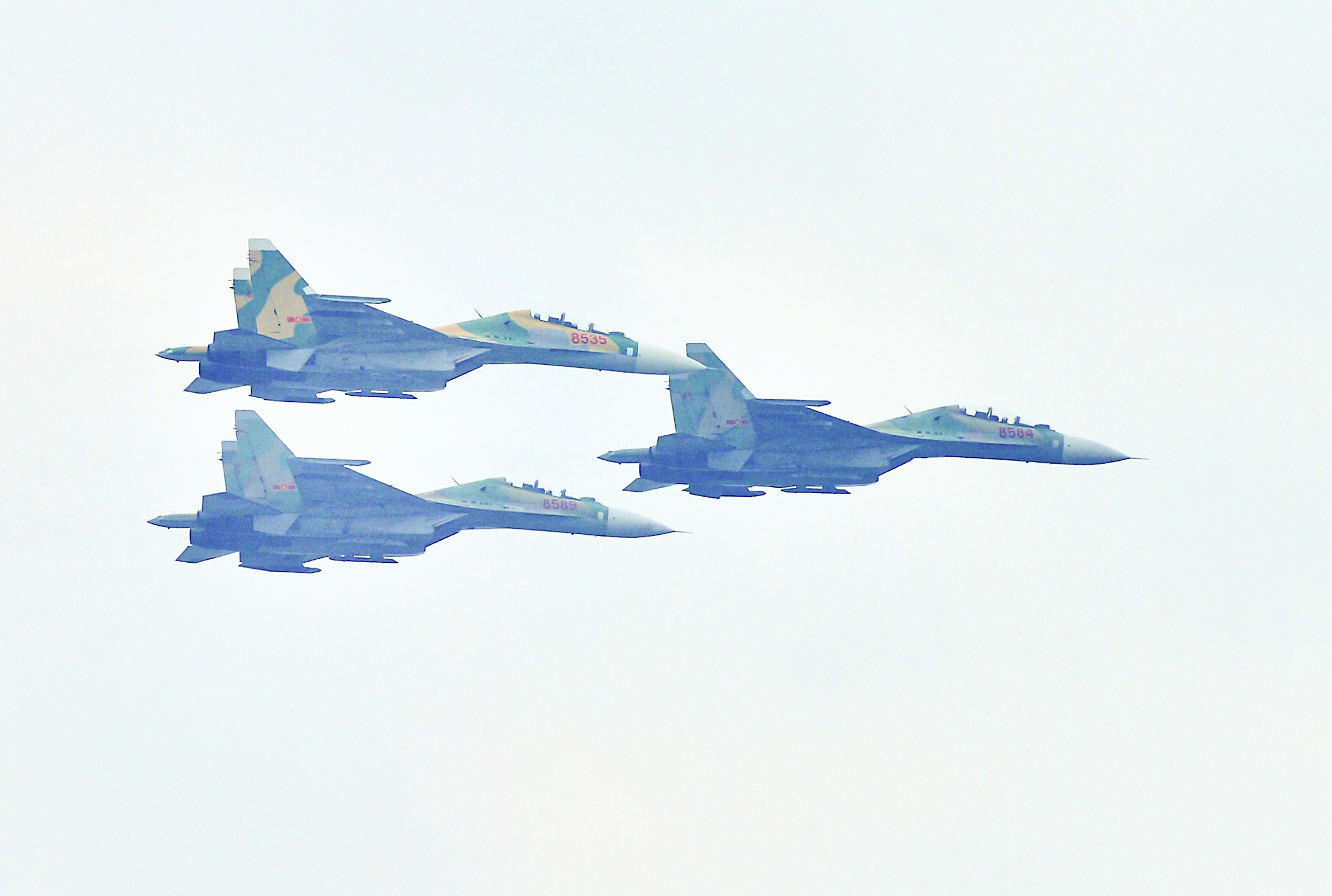 Tiêm kích Su-30MK2 biểu diễn bắn đạn nhiễu, nhào lộn trên bầu trời Hà Nội- Ảnh 13.