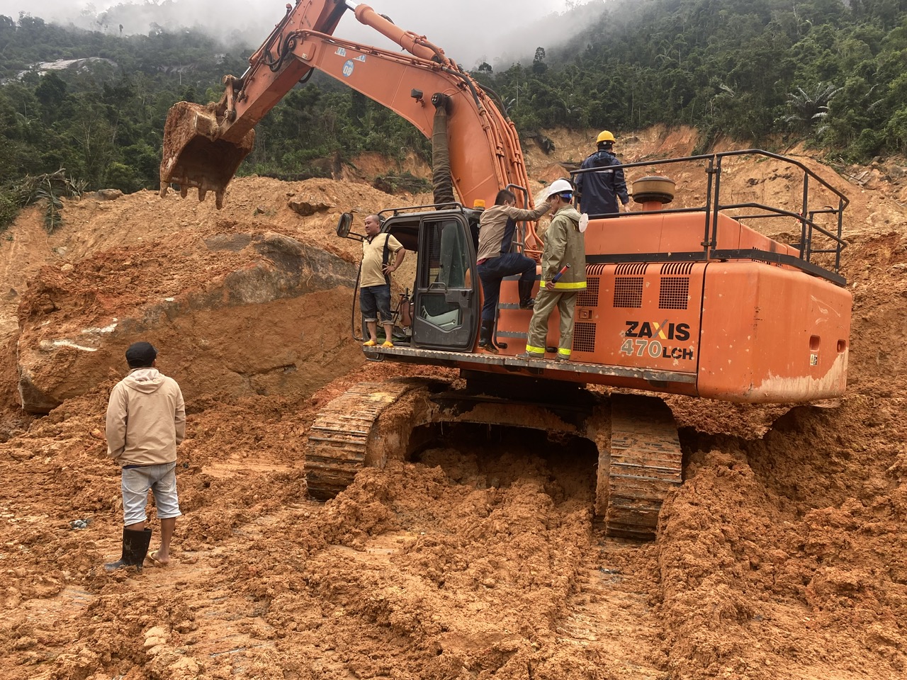 Khó thông đèo Khánh Lê trong ngày vì gặp thêm nhiều khối đá lớn- Ảnh 2.