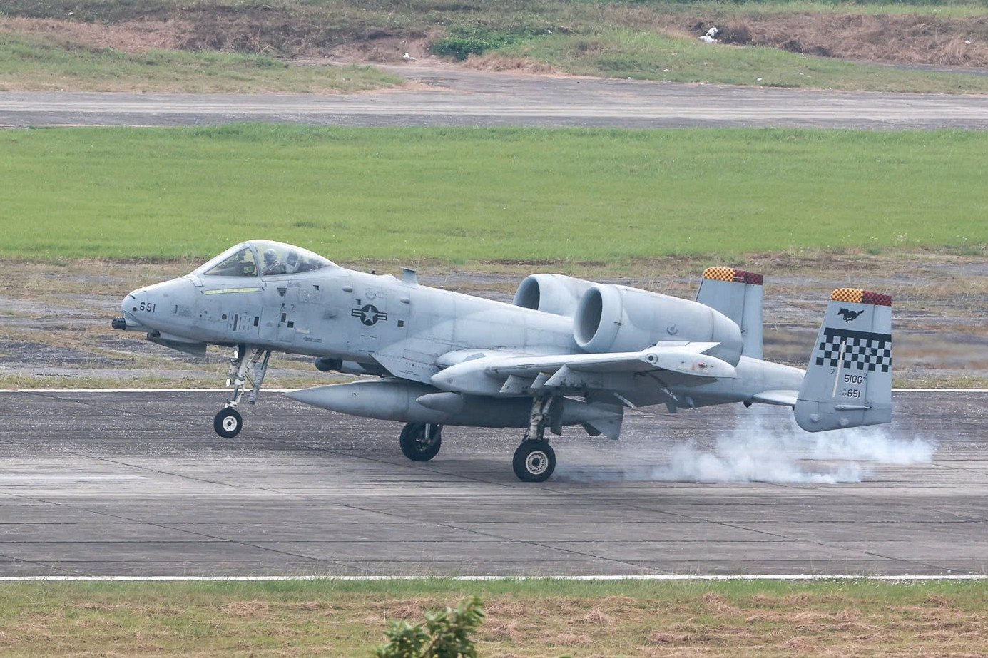 'Ngựa thồ' C-130, cường kích A-10 của Mỹ đáp xuống sân bay Gia Lâm