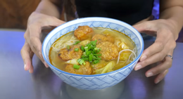 ແຂກເກົາຫຼີກິນເຂົ້າ bun cha ca Da Nang 00.png